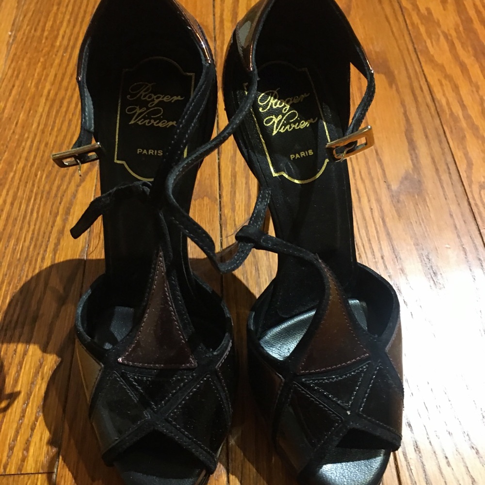 Roger Vivier prismick peep toe pump